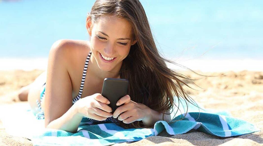 devojka_telefon_plaza_shutterstock