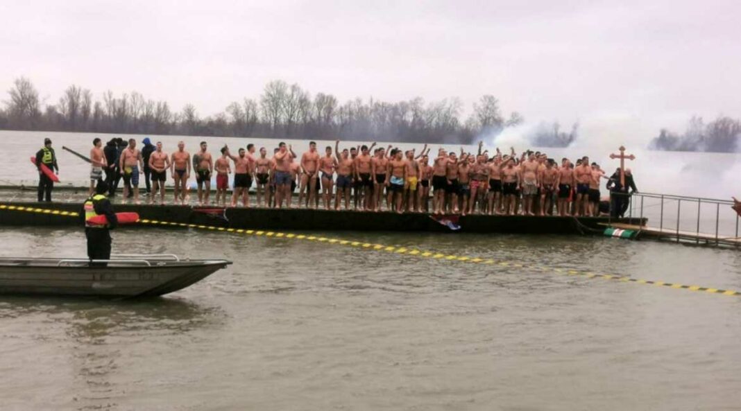 plivanje_za_bogojavski_krst_bataja_informer