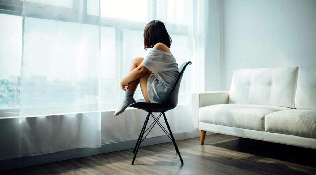 devojka-stolica-prozor_Unsplash