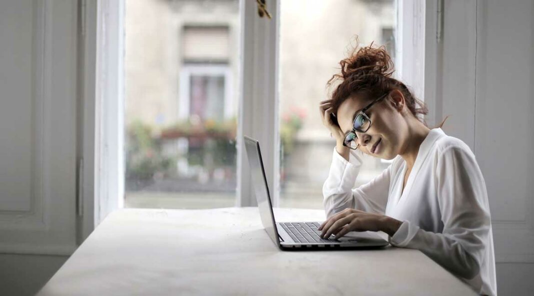 devojka_laptop_koncetracija_freepik