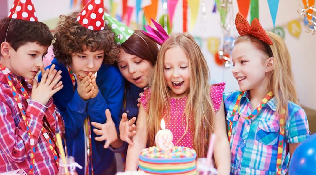 deciji_rodjendan_deca_torta_freepik