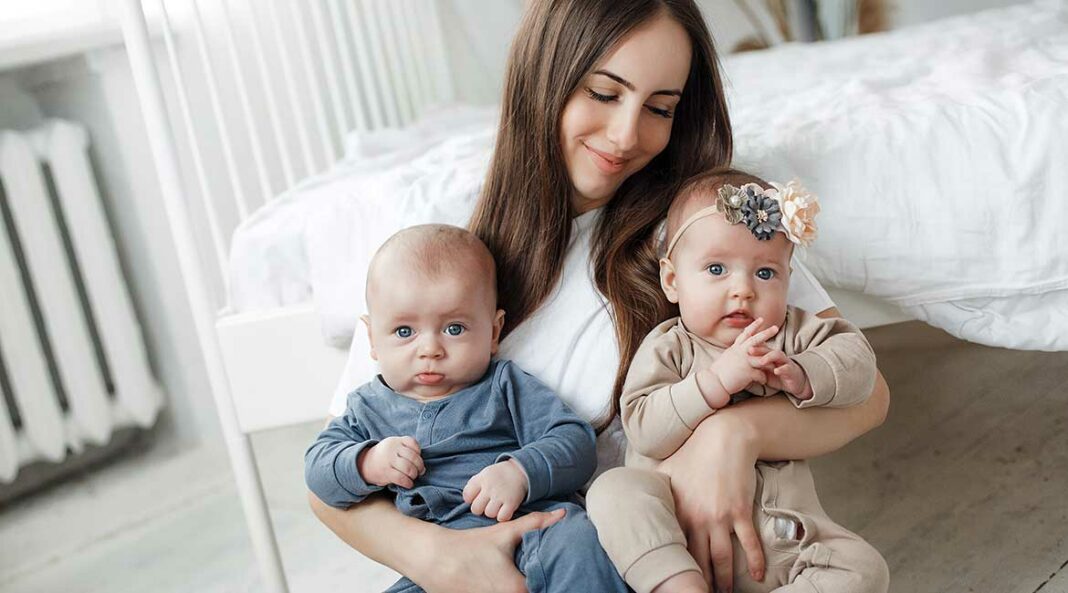 majka_blizanci_freepik